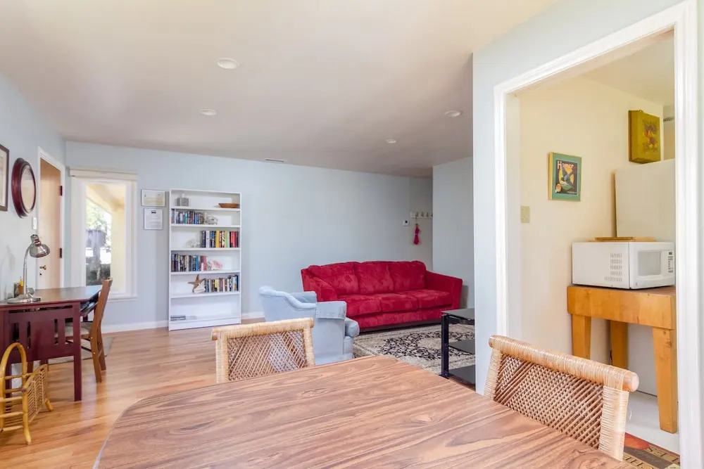 Delightful 2BR Ventura Duplex by RedAwning
