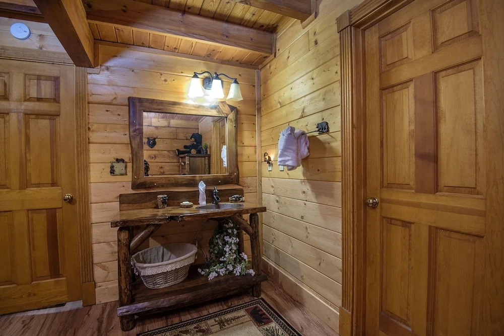 ER51 - Natures Grace Retreat - Great location, Close to all the action! cabin