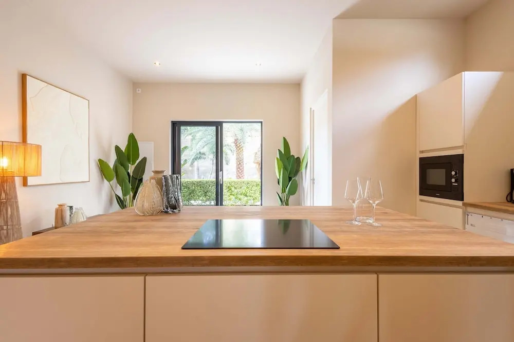 Chic 3BR Apartment Mambo Beach Area Stay