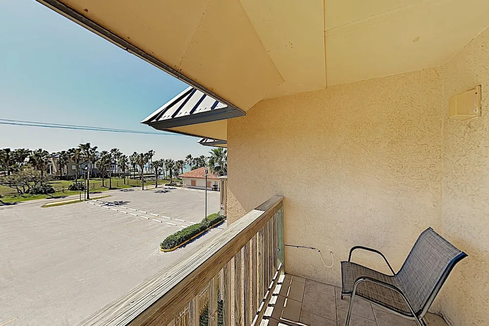 New Listing! Bay-view W/ Pool, Walk To Beach 2 Bedroom Condo