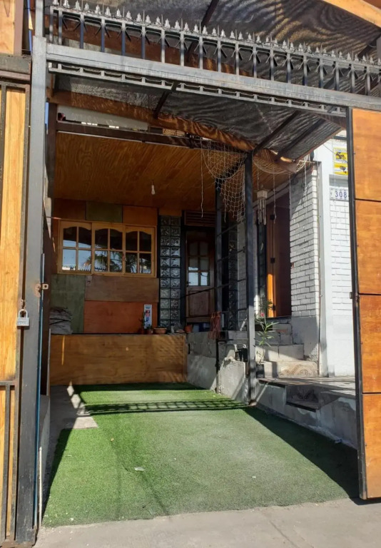 Un lugar encantador con una pequeña terraza