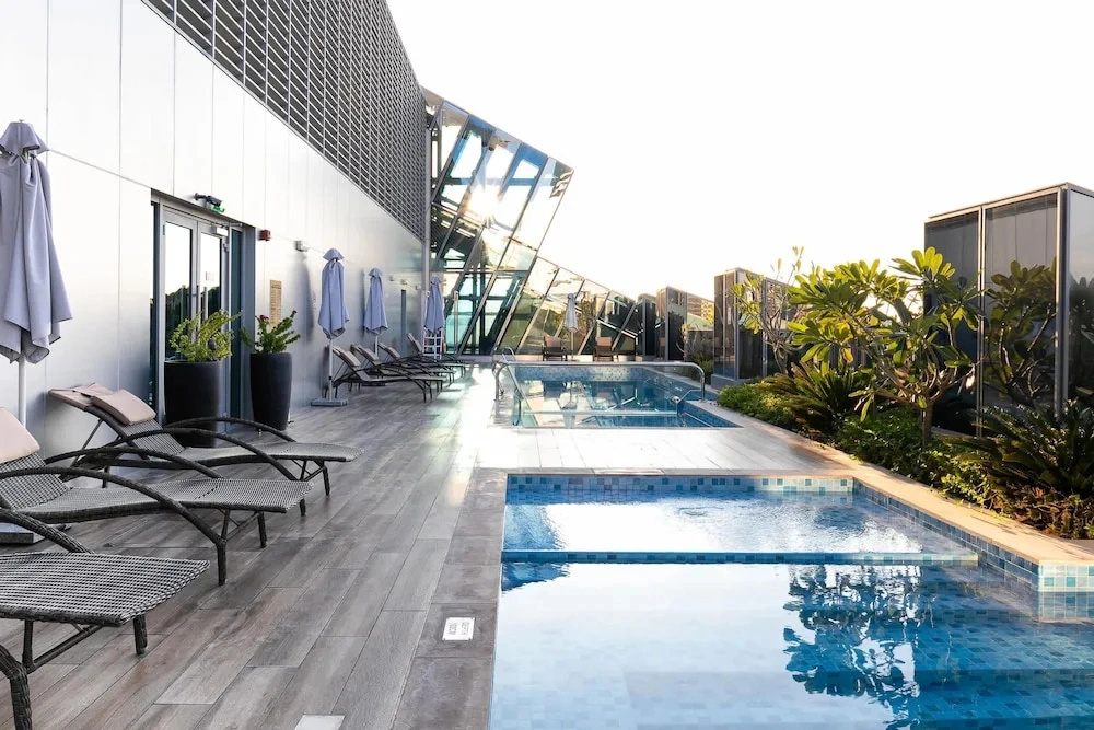Stunning Corner Suite Canal View
