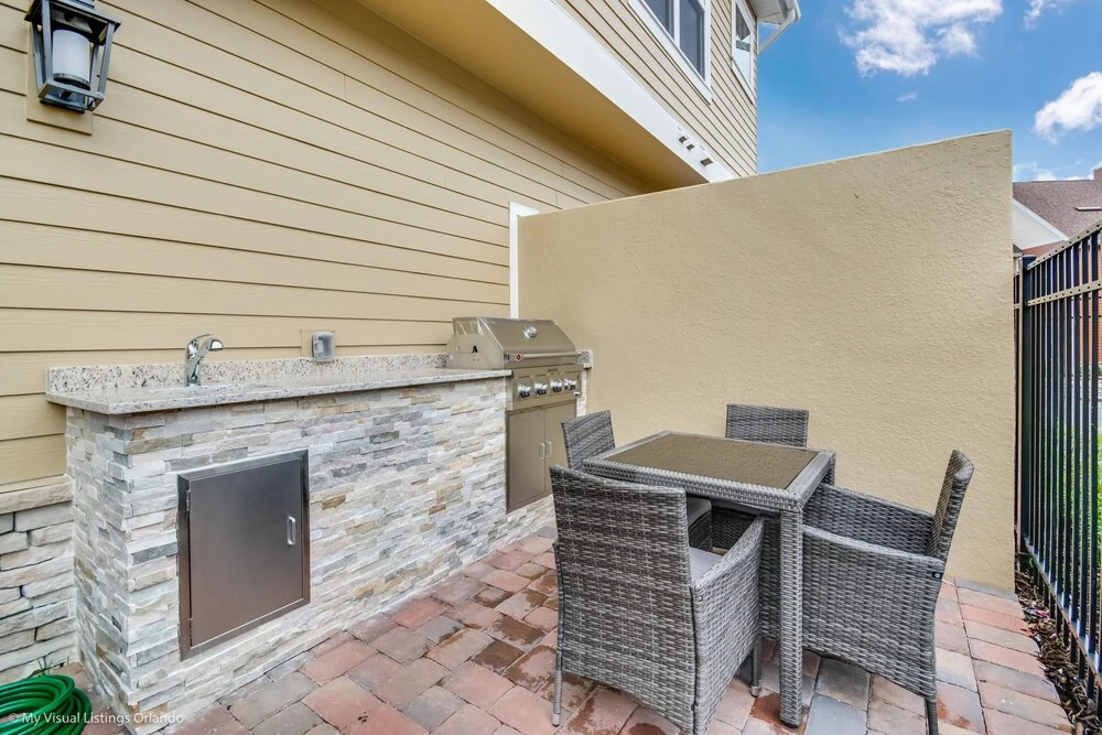 Upscale Townhome W/pool Access! 5 mi. to Disney!