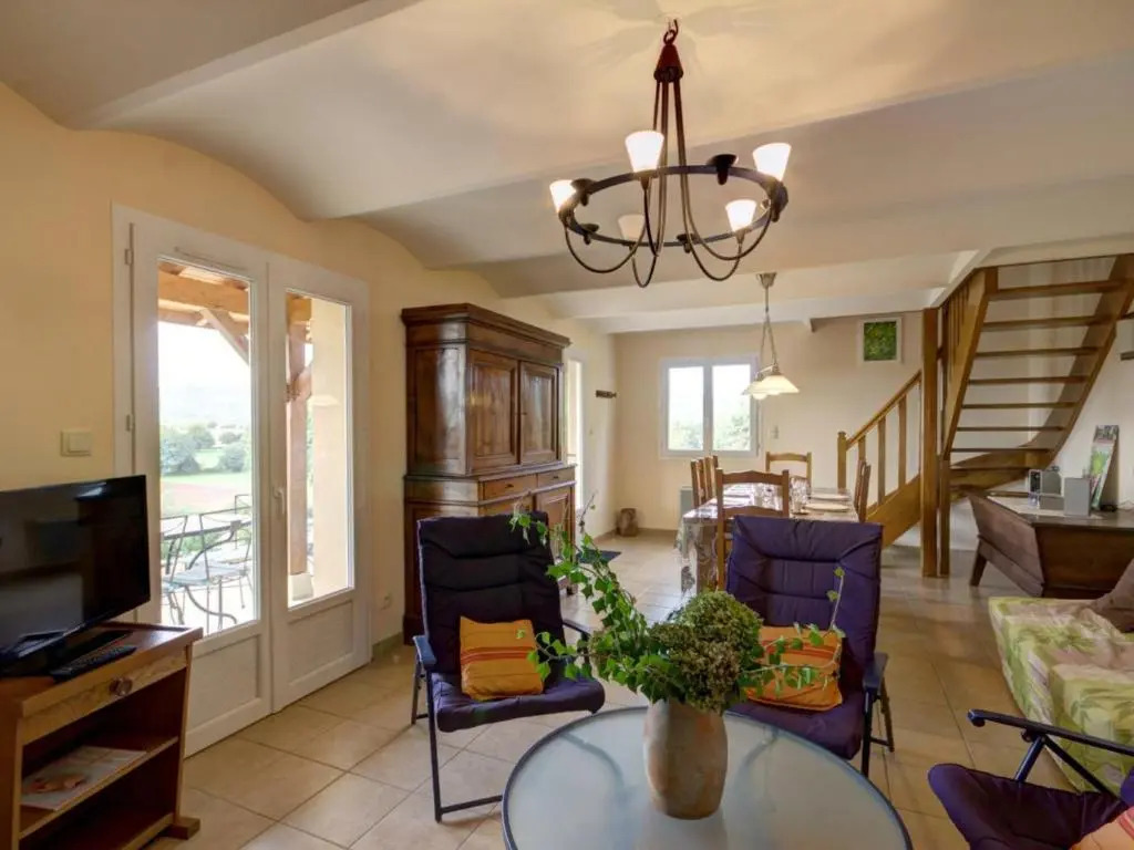 Gîte à Saint-Forgeux-Lespinasse avec Terrasse et Animaux Bienvenus - FR-1-496-37