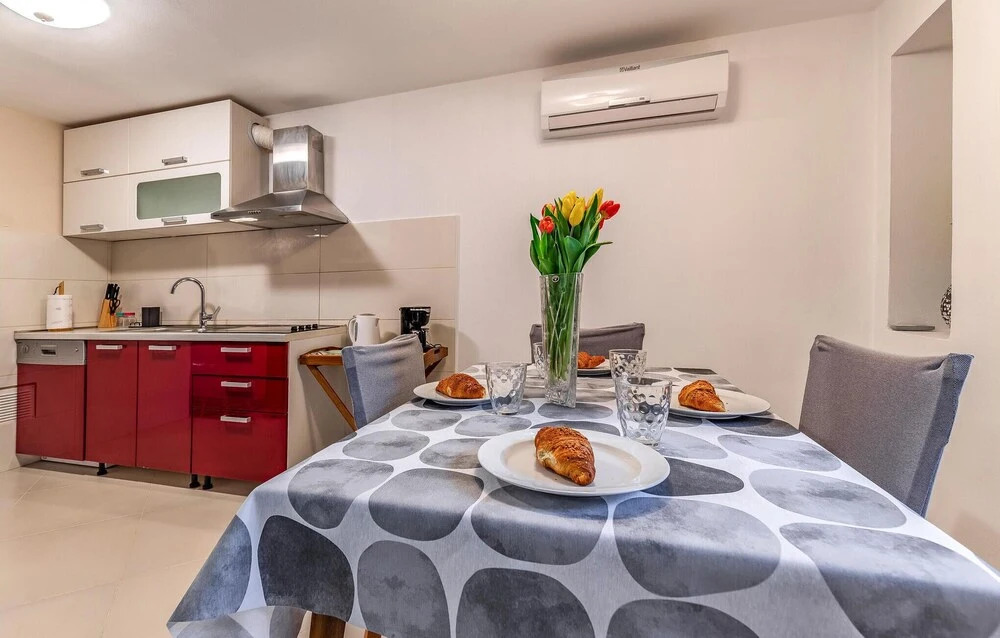 Beautiful Apartment in Liznjan With Wifi and 1 Bedrooms