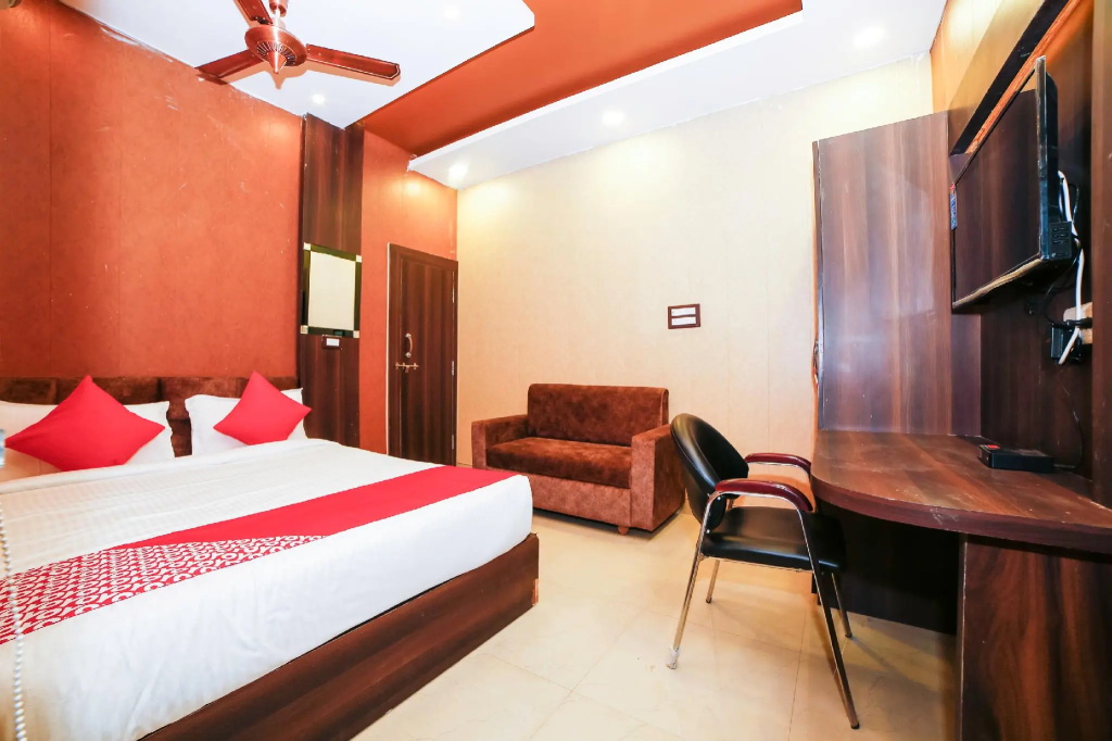 OYO Flagship 30459 Hotel Om Sai Ram