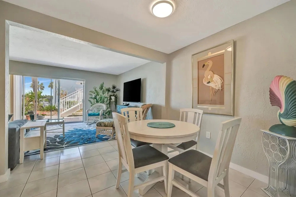 Relax Beachside Tropical Resort Amenities 1b1b