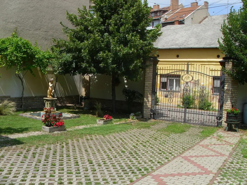 Barokk Antik Guest House