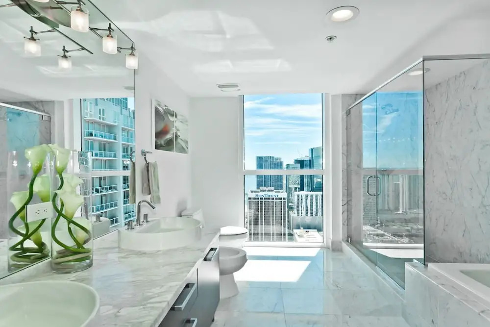 Vizcayne Luxury Condo by 1stHomeRent