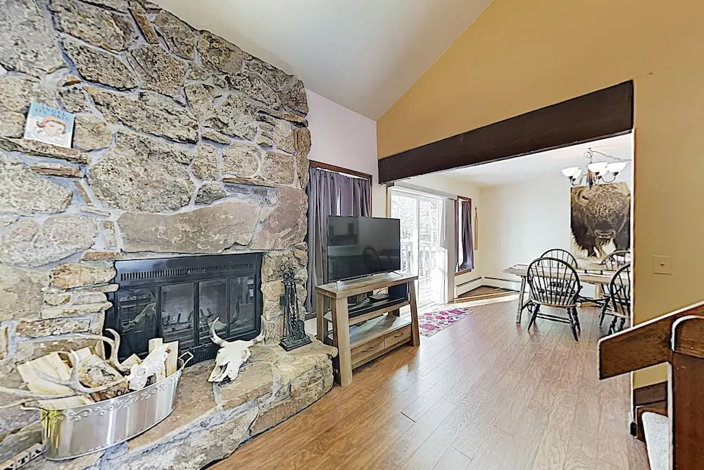 Year-round Hideaway W/ Alfresco Dining, Near Lake 3 Bedroom Duplex