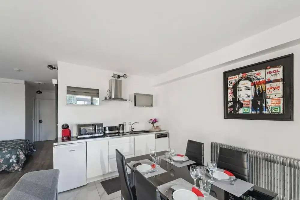 Spacious Studio Balcony -La D Fense-bail Mobilit