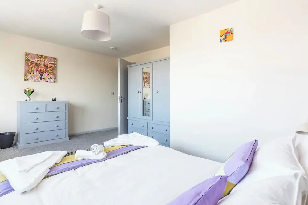 Spacious 4-bed, Free Parking, Short or Long Stays