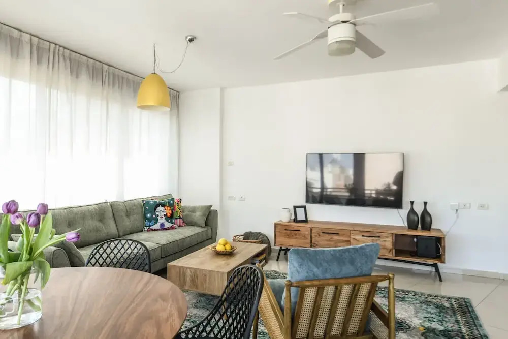 Stylish 3-BR Apt w Balcony and Parking