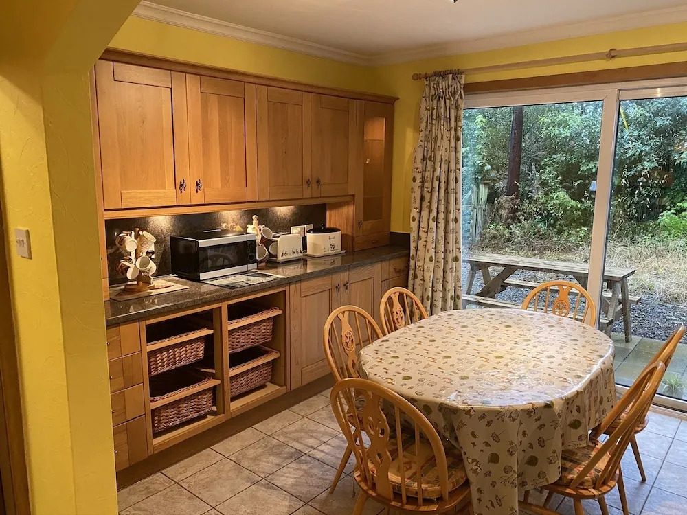 Country Cottage Sleeps 6 w Hot Tub & Dog-Friendly