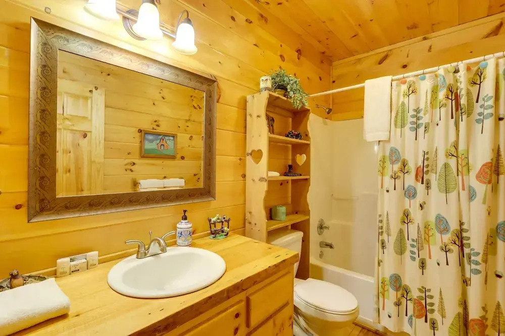 On Fightingtown Creek: Forested Mccaysville Cabin!