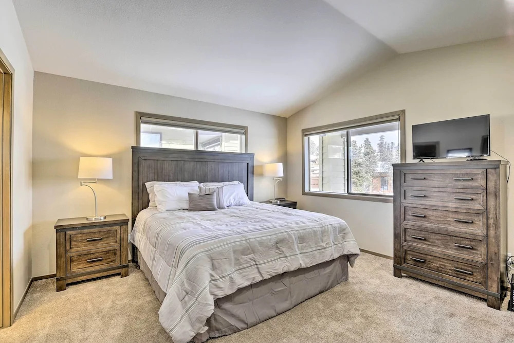 8 Mi to Copper Mtn: Sleek Frisco Townhome w/ Views