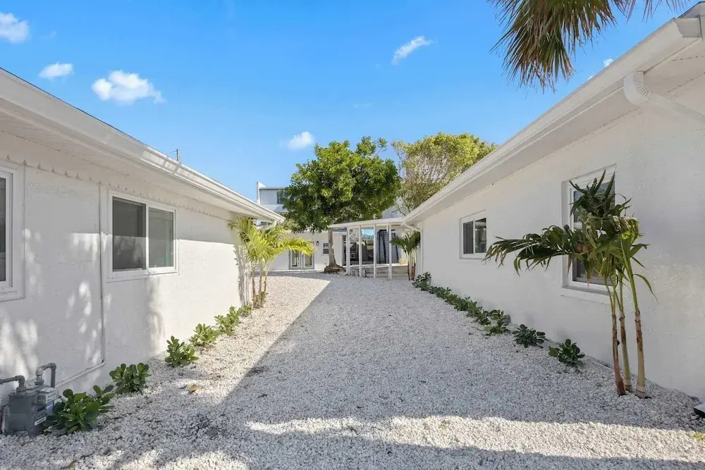 Welcome to The Drift Your Laid-back Beach Escape in Cocoa Beach! 2/2