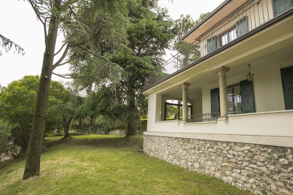 Villa Alberti Apt Bruna 900m from Garda lake with Shared Garden - Happy Rentals