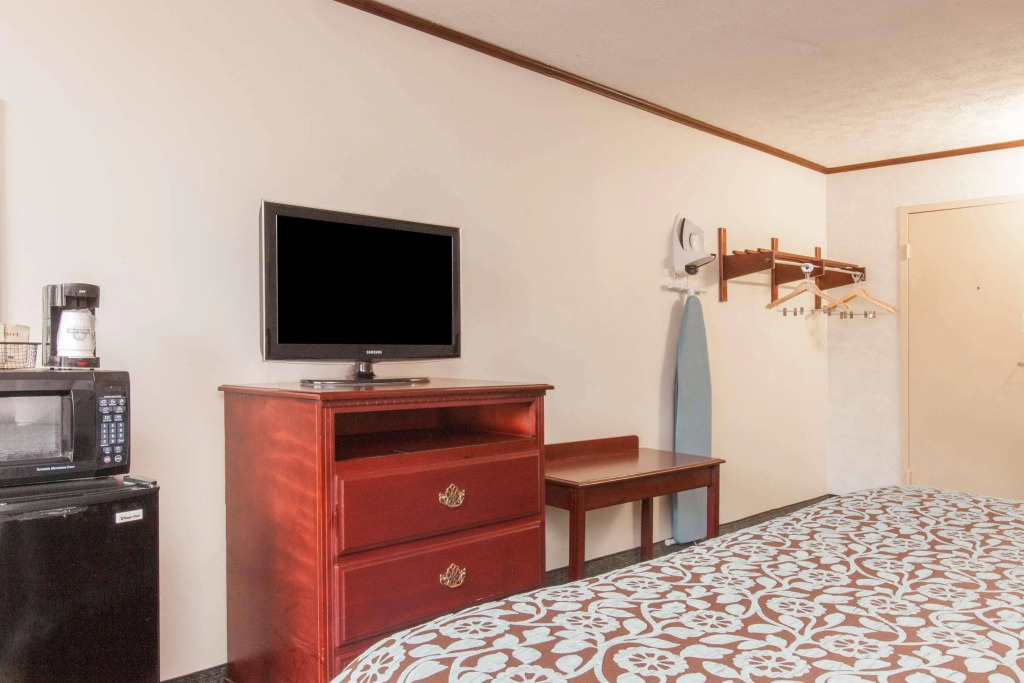 Schenectady Inn & Suites