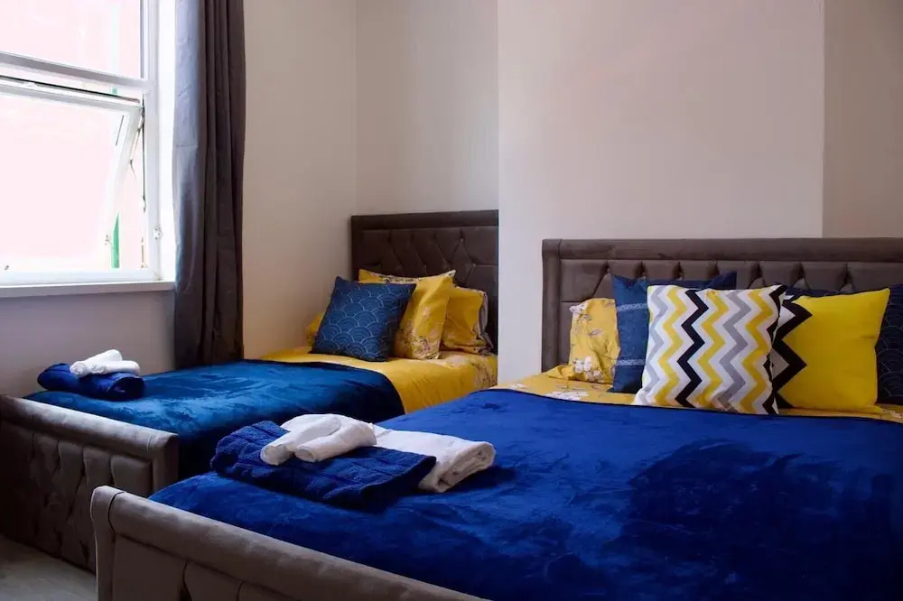 Green Corner House Sleeps 6 & Free Parking