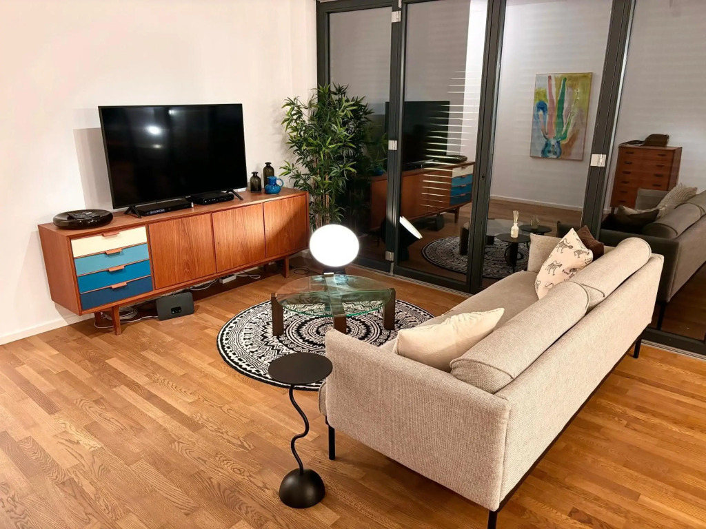 2 Bedroom Mauerpark-Apartment, Berlin Mitte View calendar