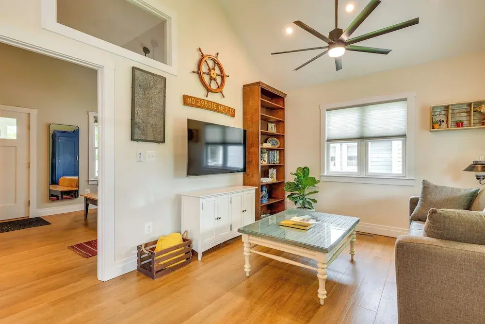 Modern Solomons Cottage Rental - Walk to Island!
