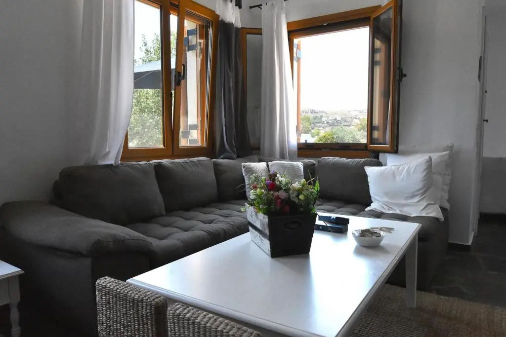 The Garden House only a 2 minute walk from the Picturesque Marine of Vourkari.