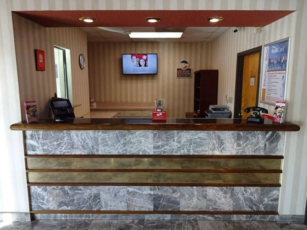 Red Roof Inn & Suites