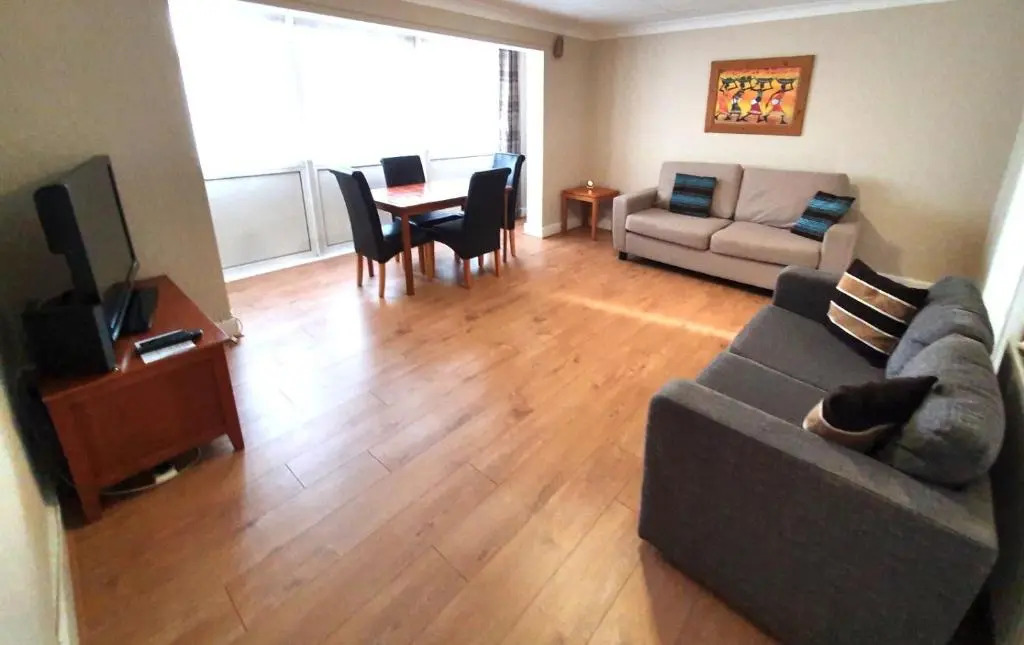 Wentworth Apartment with 2 bedrooms, Superfast Wi-Fi and private parking