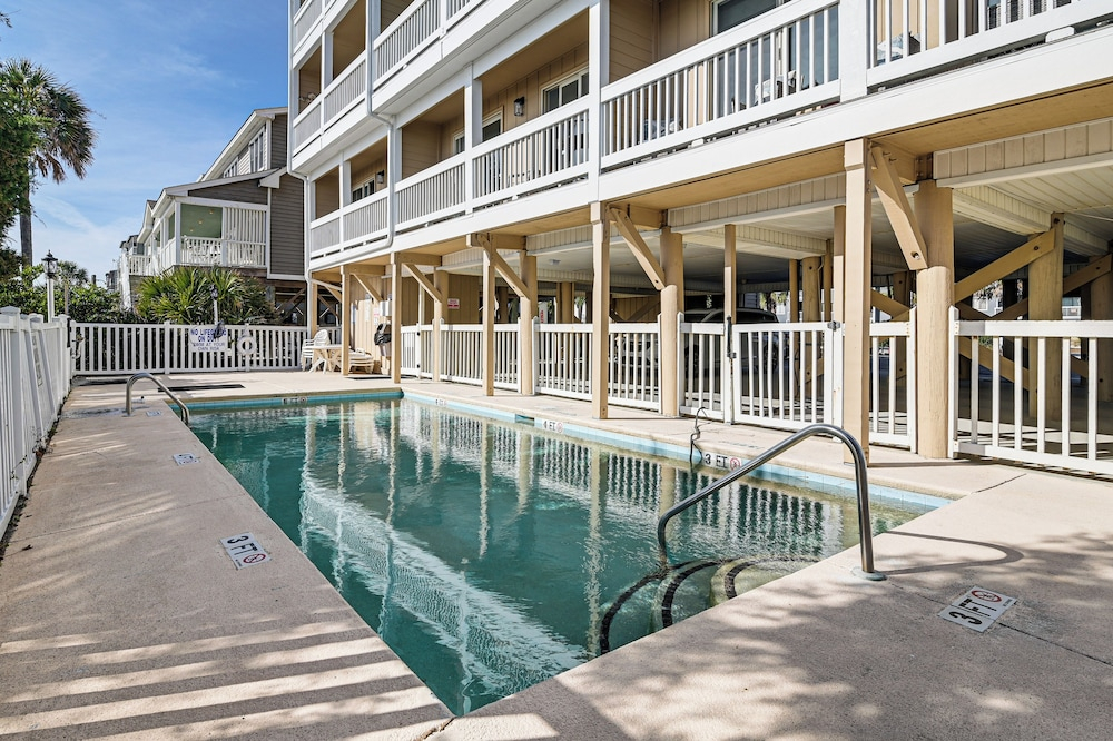 Steps to Pool & Beach: Coastal Carolina Condo!