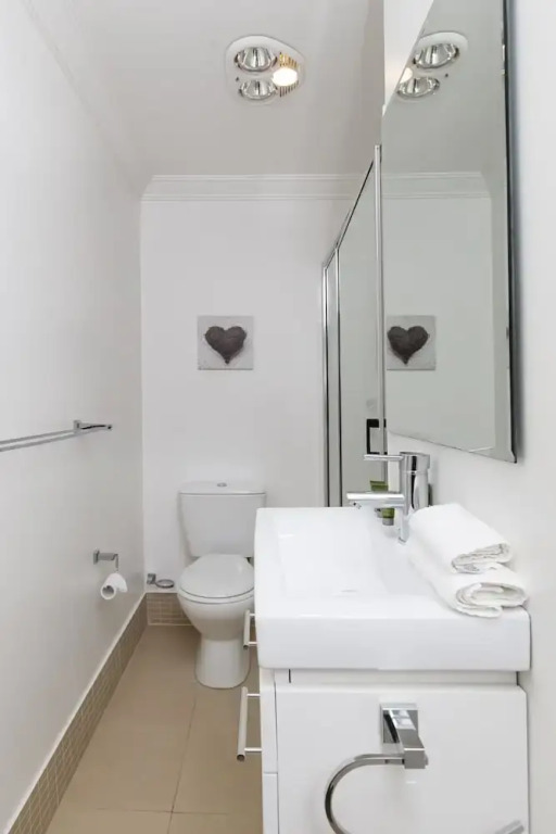 Khione 1 - Modern & spacious with views towards Lake Jindabyne & the mountains beyond