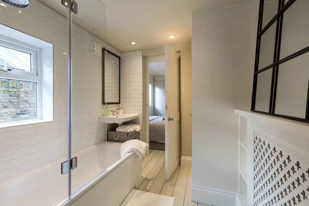 Bright 1BR Modern Home W/terrace in West London