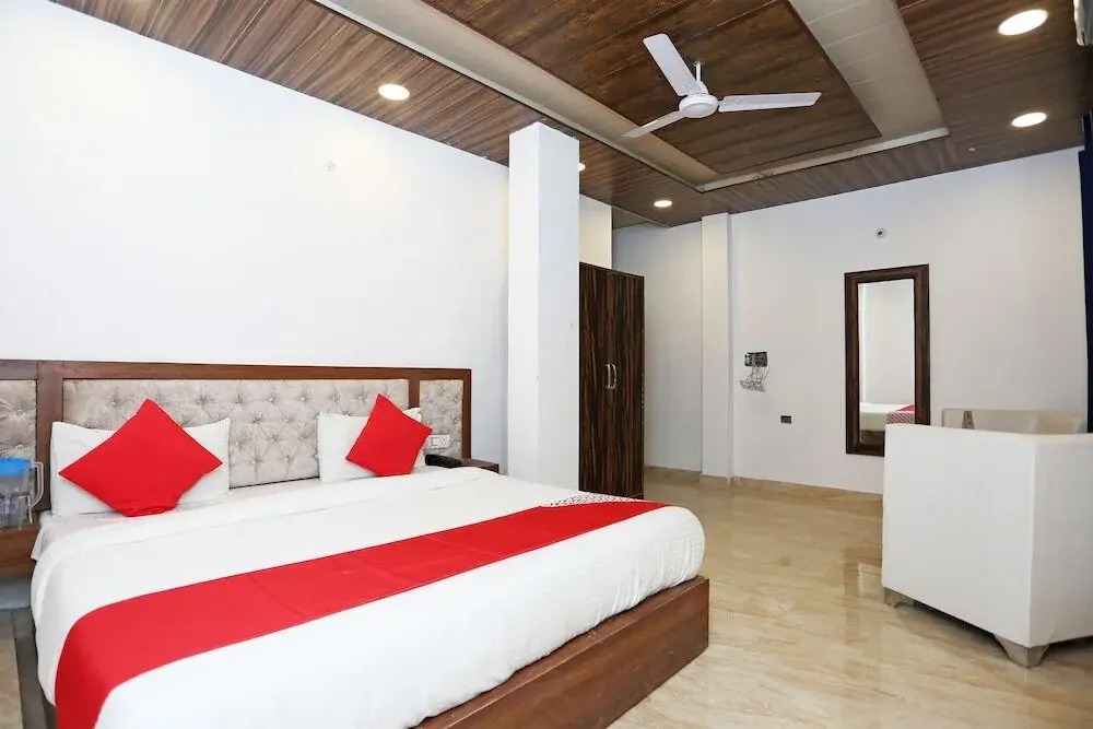 OYO 15566 Hotel Rosewood Inn