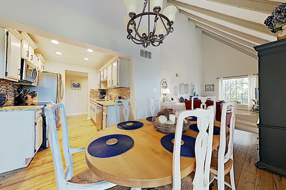 New Listing! Sunny Seascape W/ 5 Pools 3 Bedroom Condo