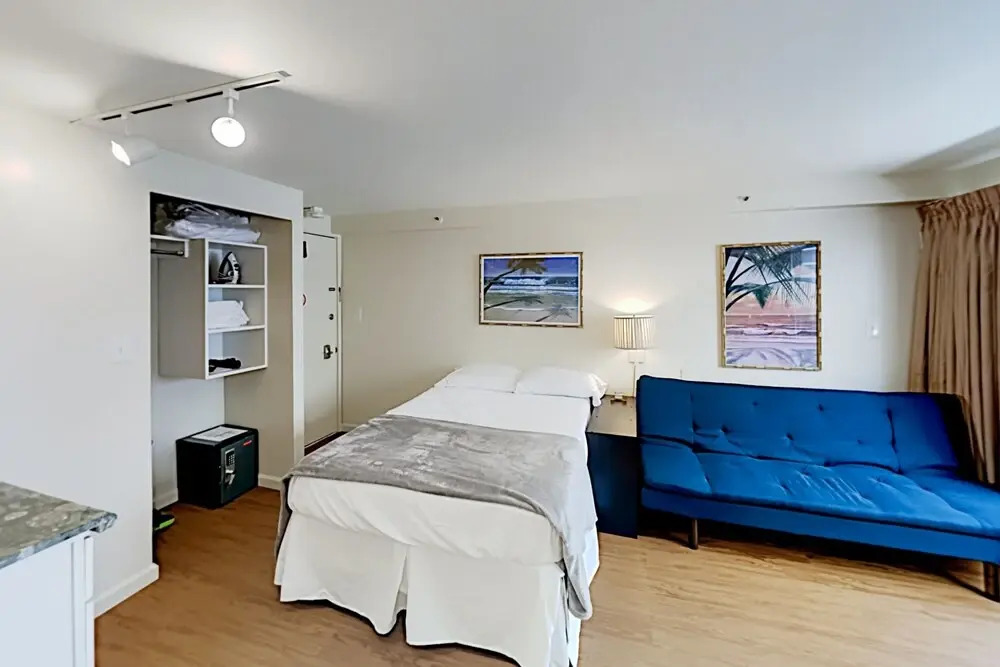 Cozy Kuhio Village Studio