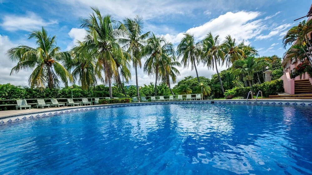 2-bedroom Beachfront Condo With Pool
