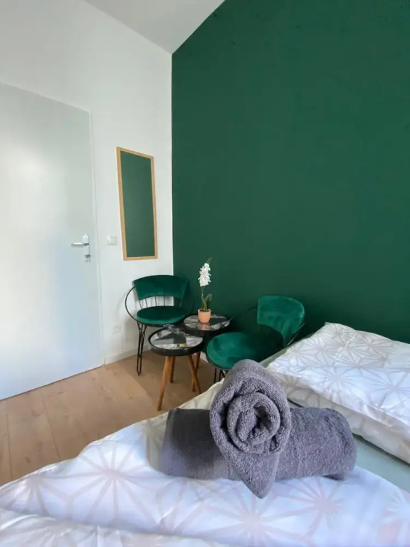 Spacious 8BR Apt with Terrace 16P