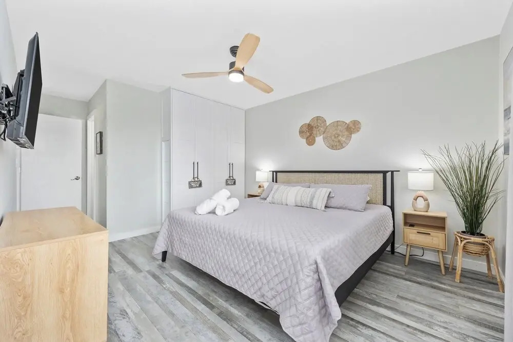 Walk to Crescent Beach: Updated Condo w/ Balcony