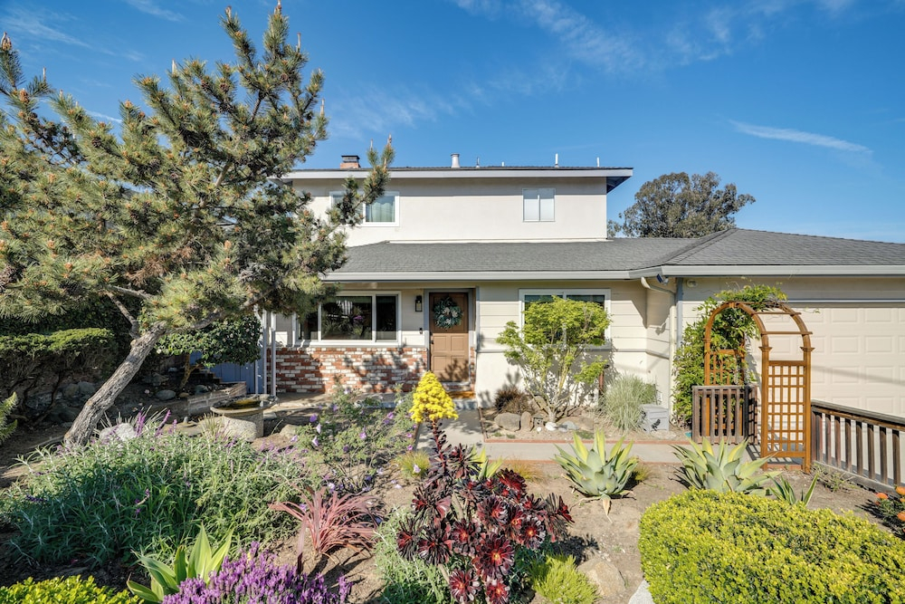 Seaside Home w/ Hot Tub & Patio: Close to Beaches!