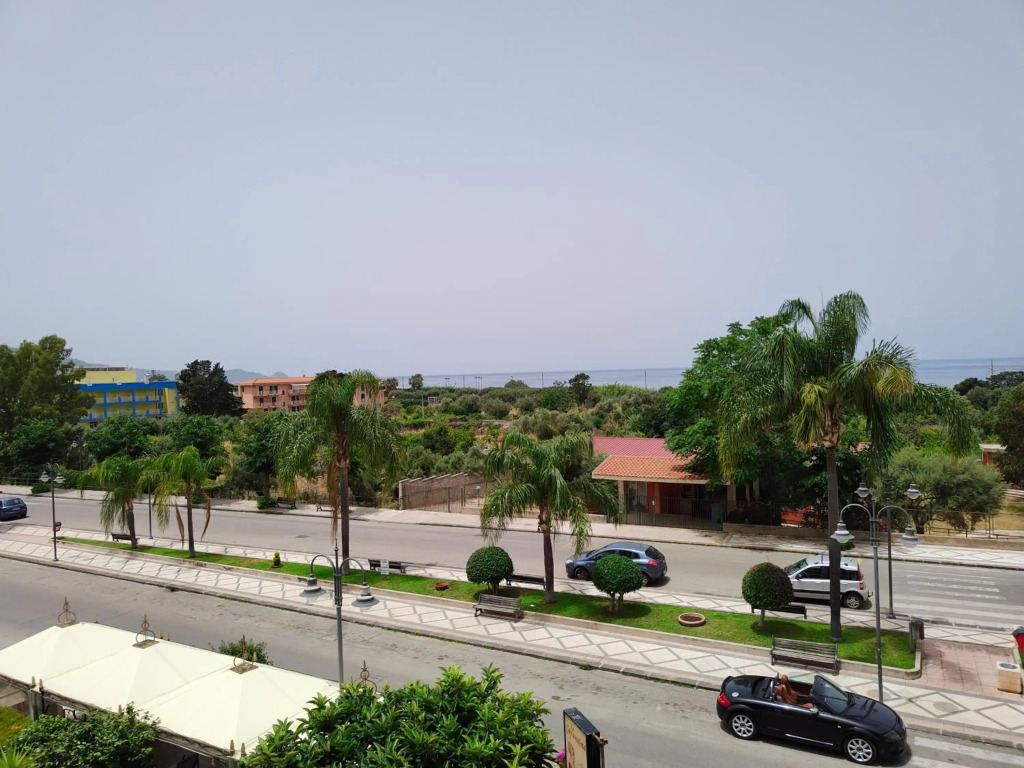 "Appartamento del Mare Gliaca" con vista Isole Eolie,ampia terrazza e parcheggio privato gratuito