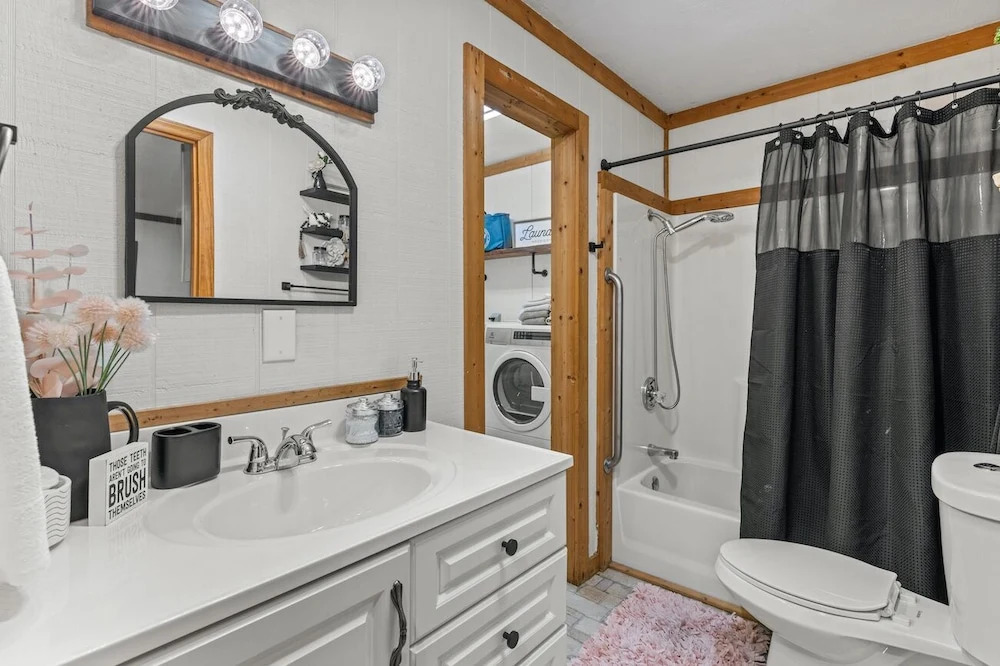 Stylish Cabin w/ Hot Tub, Games & More!