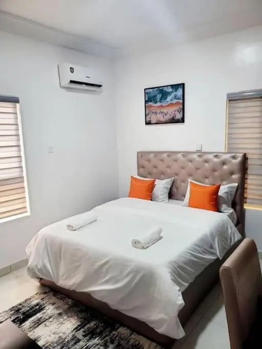 Lovely 2-bedroom condo with free parking and WiFi.