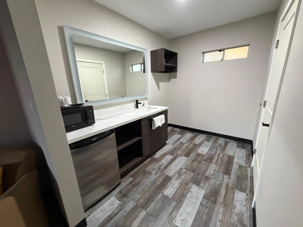 The Atlas Inn & Suites LAX