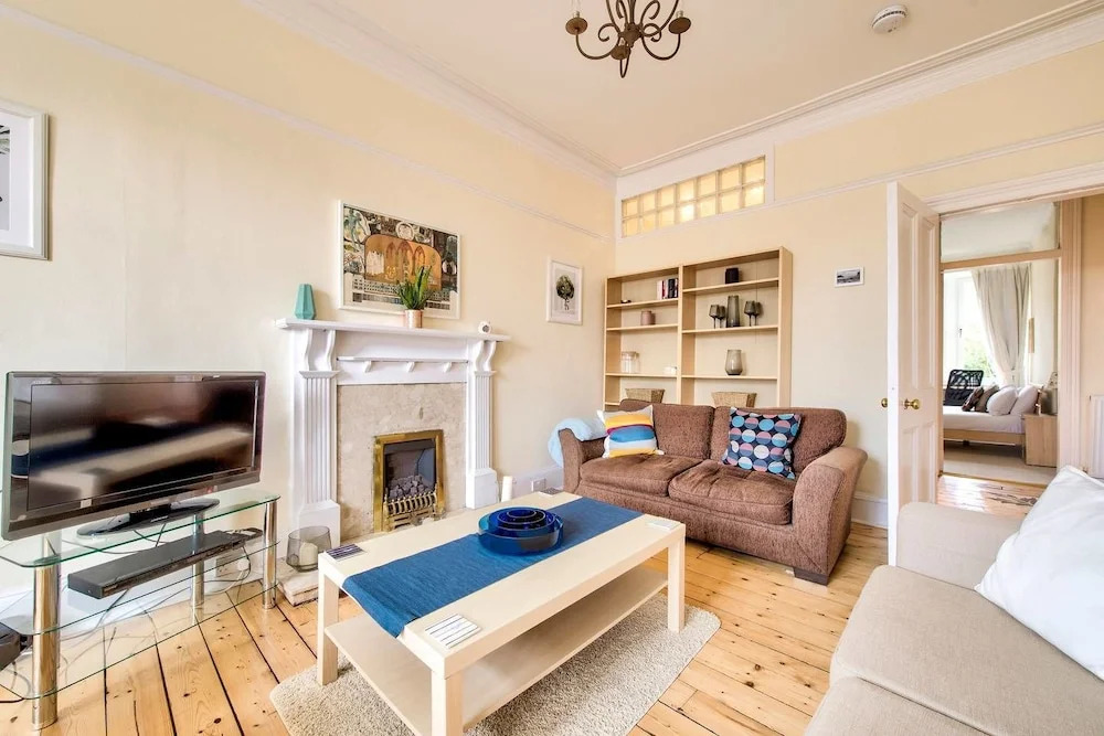 Naturally Well-lit and Intimate 2-bedroom West End Apt