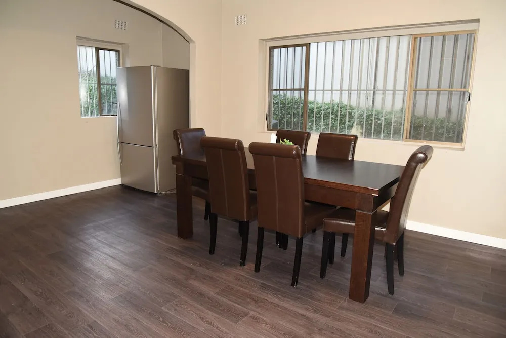 Warrawong holiday big home
