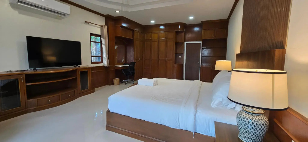 ROYAL PINEAPPLE HOTEL l a welcome to wealth and good fortune
