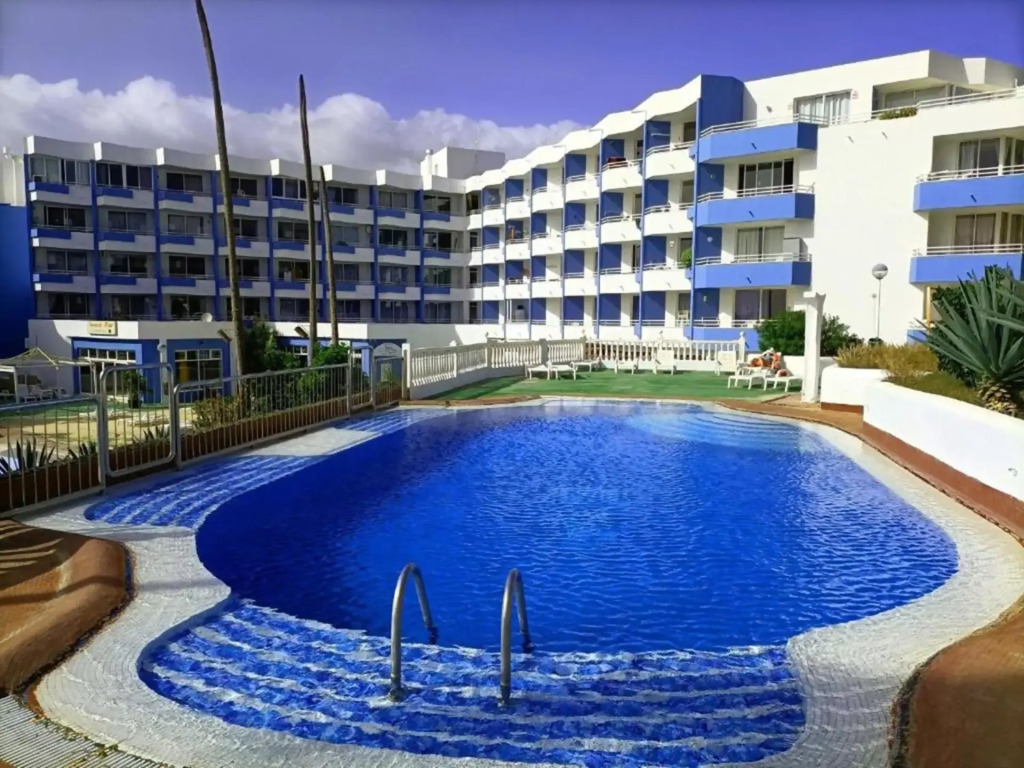 Refurbished 1 bedroom apartment with large pool