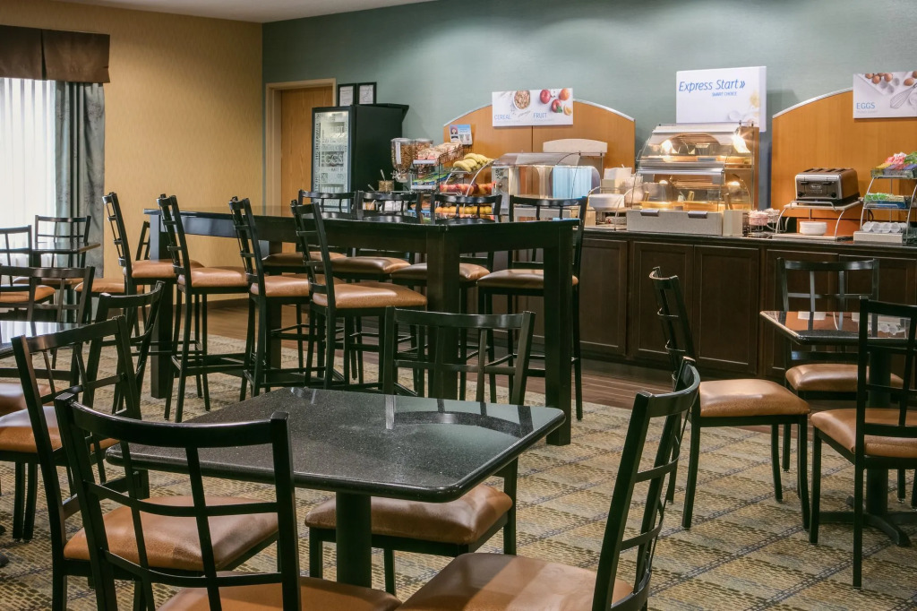 Holiday Inn Express & Suites Clinton by IHG