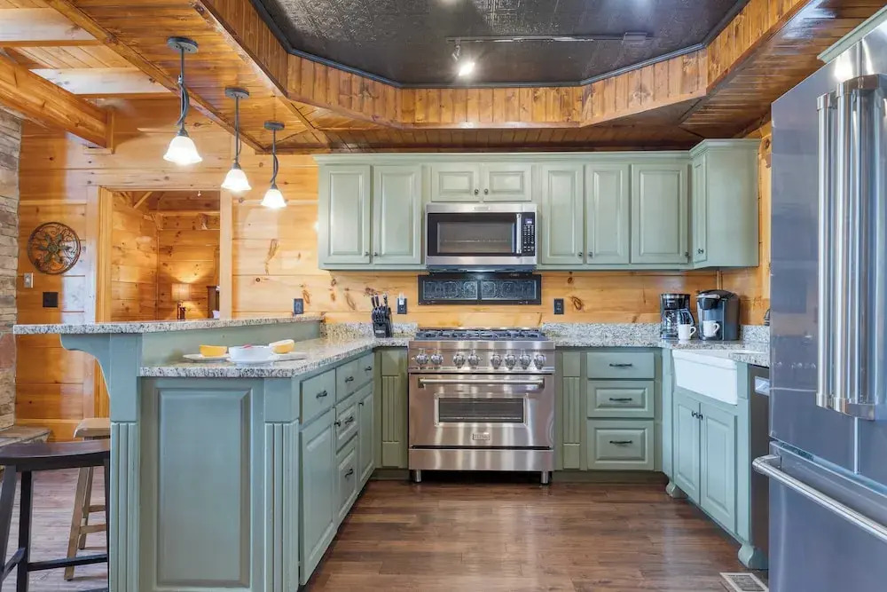 Alpine Mountain Lodge by Avantstay Sleeps 19 Luxury Cabin Game Room, Hot Tub Dollywood
