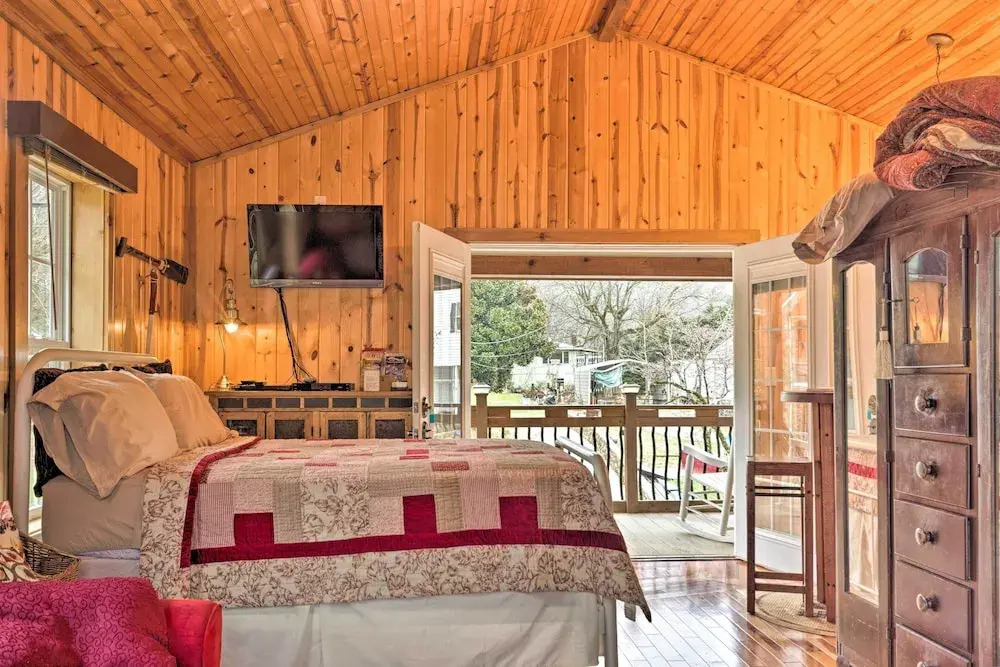 'the Boat House' Creekside Escape in Hot Springs!